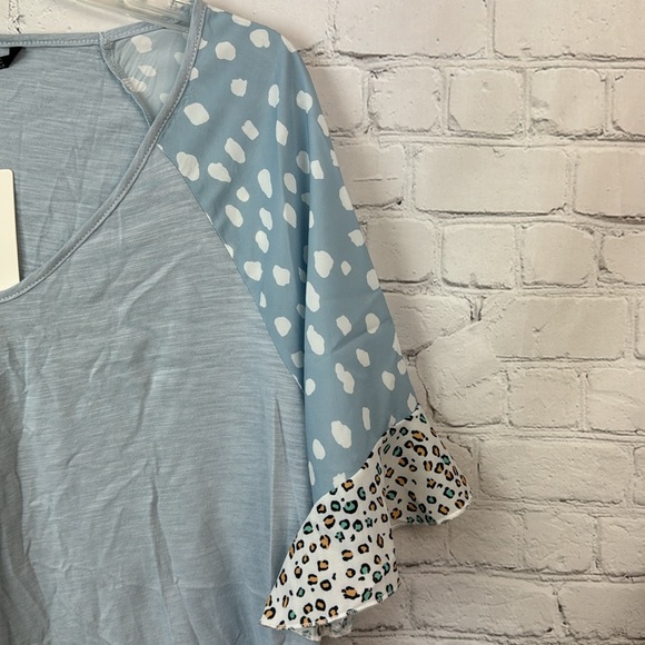 BloomChic Blue Leopard Contrast Ruffle Trim Raglan Sleeve T-Shirt Size L… - Picture 3 of 6